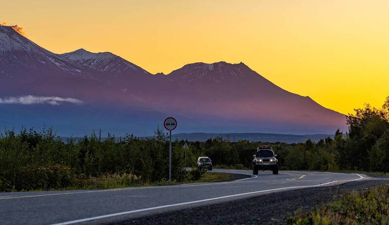 вулкан, авачинский вулкан, камчатка, авачинская сопка, природа камчатки, автомобиль, рассвет, дорога, козельский вулкан, домашние вулканы В первых лучах Камчатского солнца фото превью