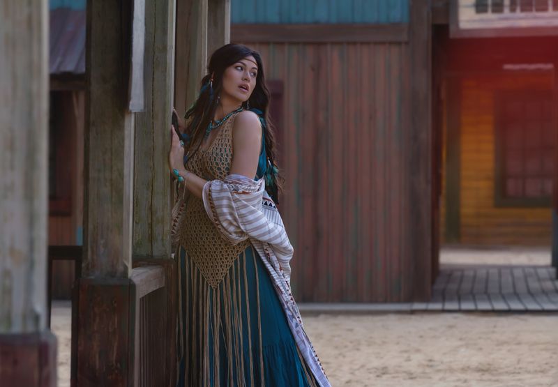 Красивая девушка, вечер, деревянные постройки, бохо, вестерн Огонь фото превью