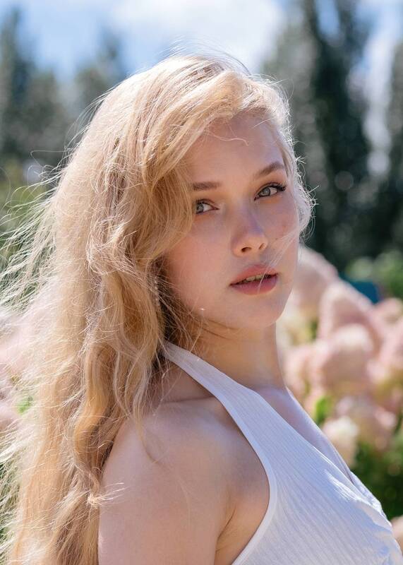 блондинка, блондинка с длинными волосами В гортензиях фото превью