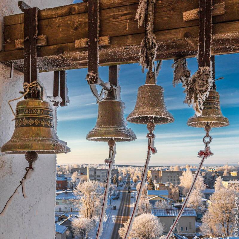 валдай Замёрзшие колокола на звоннице Троицкого собора в Валдаеphoto preview