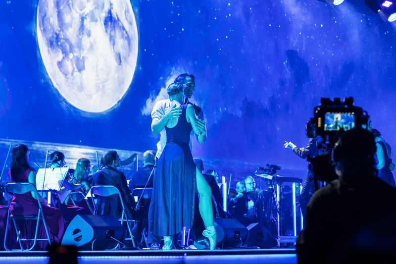 Горячий танец под холодной Лунойphoto preview