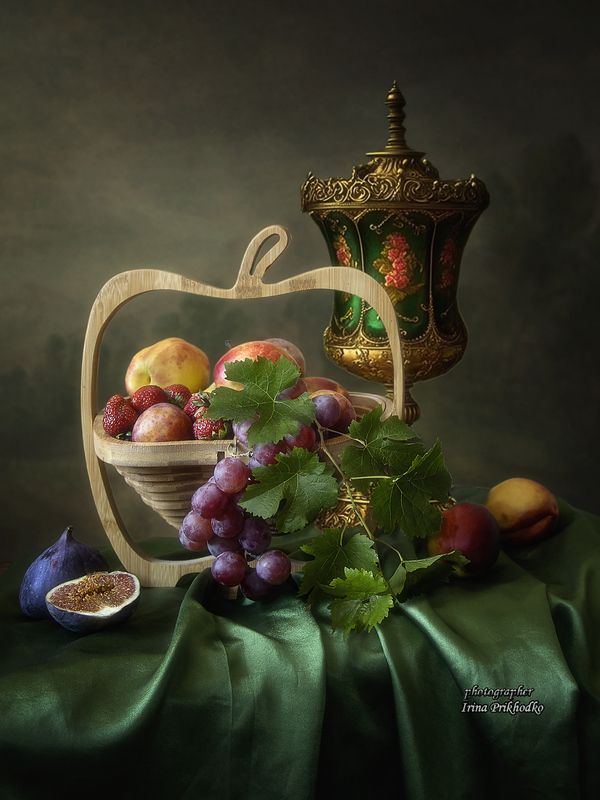 натюрморт, фрукты, винтаж Фрукты в деревянной корзине фото превью