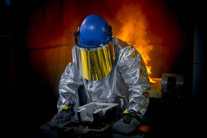 казахстан, золото, серебро, золотой запас, драгоценный металл, алтыналмас, месторождение, пустынное, сплав доре, слиток, григорий беденко, grigoriy bedenko, Золотая плавка фото превью