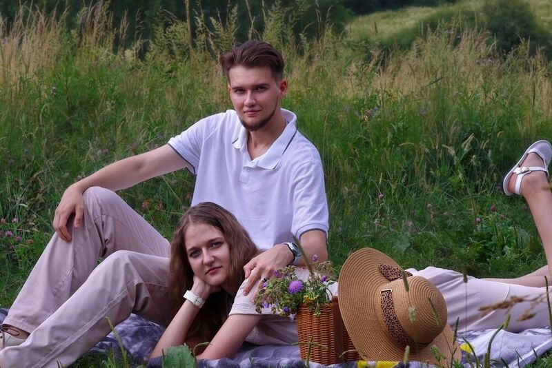 Девушка, молодой человек, влюбленные, лето, поле, лес, июль, цветы, трава Влюбленные  фото превью
