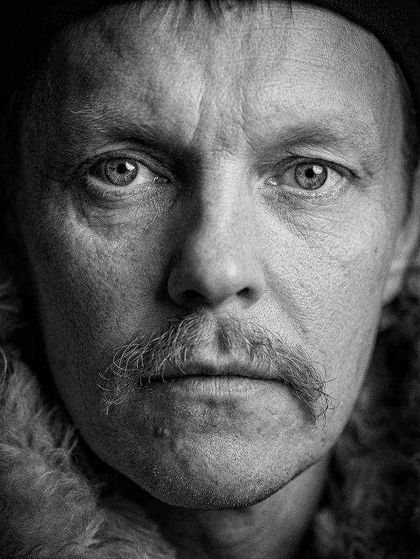 черно-белое фото, портрет, мужской портрет, лицо, взгляд, характер, фактура, крупный план, black and white, bw, portrait, male portrait, face, eyes, gaze, character, emotion, texture, close-up, contrast, light and shadow Молчаливый наблюдательphoto preview