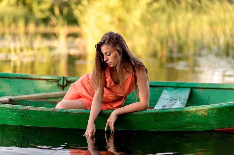 Вода, Девушка, Девушка в лодке, Лодка, Рассвет, Река Ираphoto preview