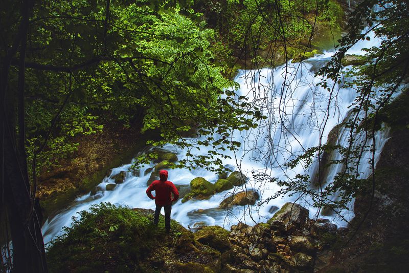 Человек паук у водопадаphoto preview