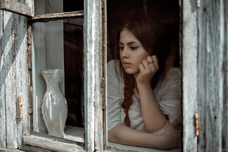 Ваза, Взгляд, Девушка, Окно, Портрет девушки, Старые окна за стеклом...photo preview