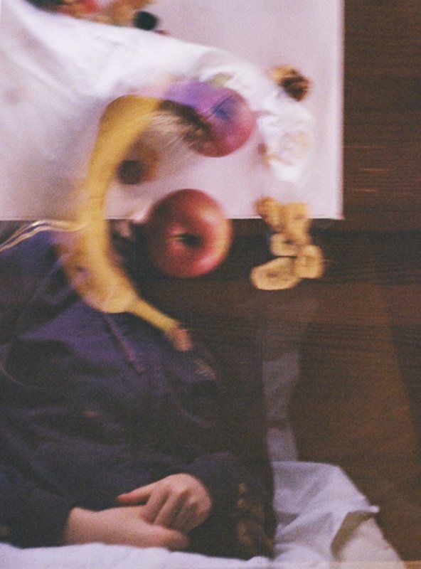 Девушка с фруктамиphoto preview