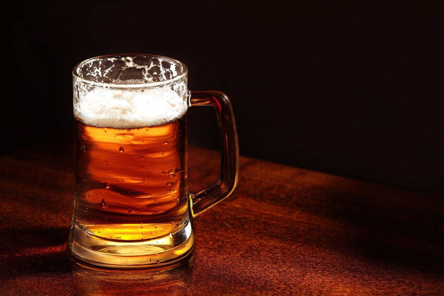 drinks, alcohol, mug, beer, table, glass, frothy, material, pint, wood, lager, cold, yellow, gold, establishment, dark, bubble, food, liquid, horizontal, still, color, close-up, object, backgrounds, freshness, single, space, refreshment, pouring, full, fo, Матвеев Александр