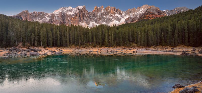 Lake Carezza Осенним утром на озере Кареццаphoto preview