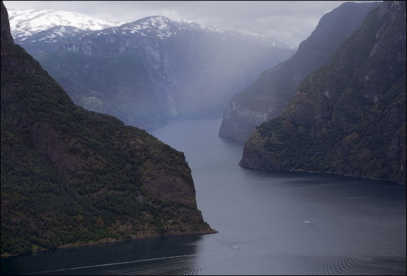 Лодки в Aurlandsfjorden. фото превью