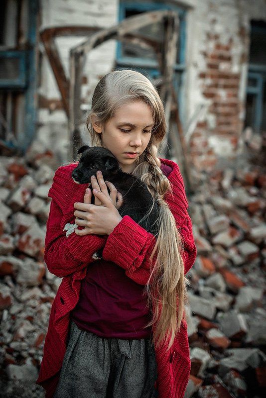 35мм, Девочка, Жалость, Развалины, Старый дом, Щенок находкаphoto preview