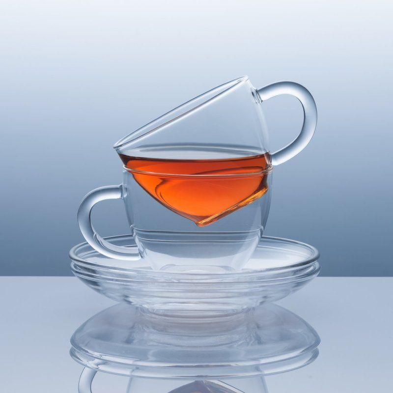 посуда, стекло, чашки, напиток, чай, просвет, отражение, блик Холодный в чашке чай фото превью