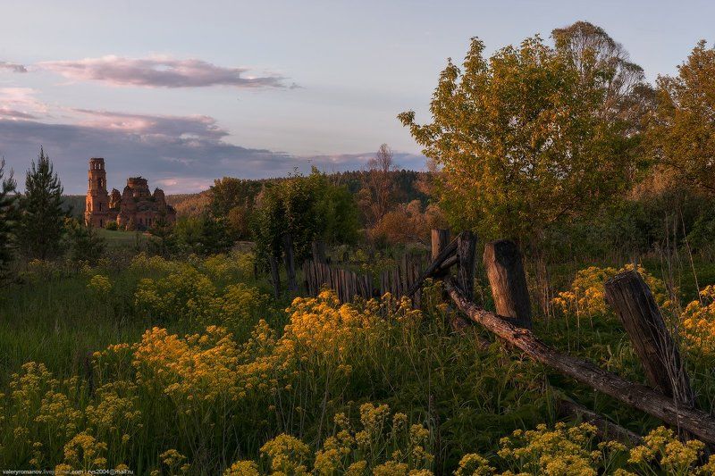 деревня, церковь, закат, солнце, зеленый, синий, голубой, желтый, забор, цветы, желтый, ульяновск Закат в деревне фото превью
