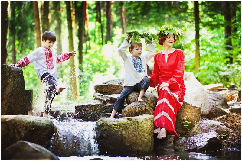 дети мама в лесу родник На родникеphoto preview