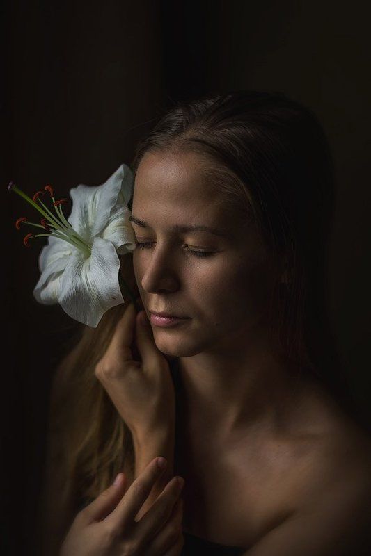 Девушка и лилияphoto preview