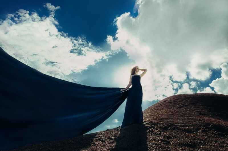 девушка парус небо облака шлейф обьем контровый земля ветер Sailphoto preview