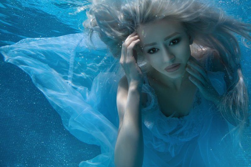 underwater portrait female underwater 	photo preview