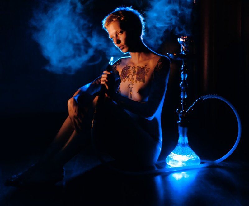 дым,кальян,тату,девушка,синий свет,интерьер серия \
