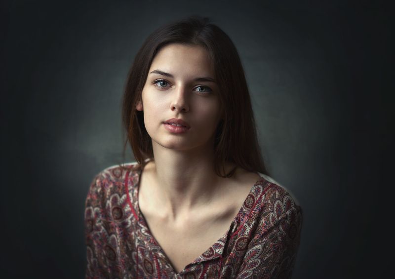 Портрет девушки, студия, естественный свет Алинаphoto preview