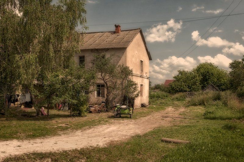 Двор, Лето, Мотоцикл Провинциальный дворикphoto preview