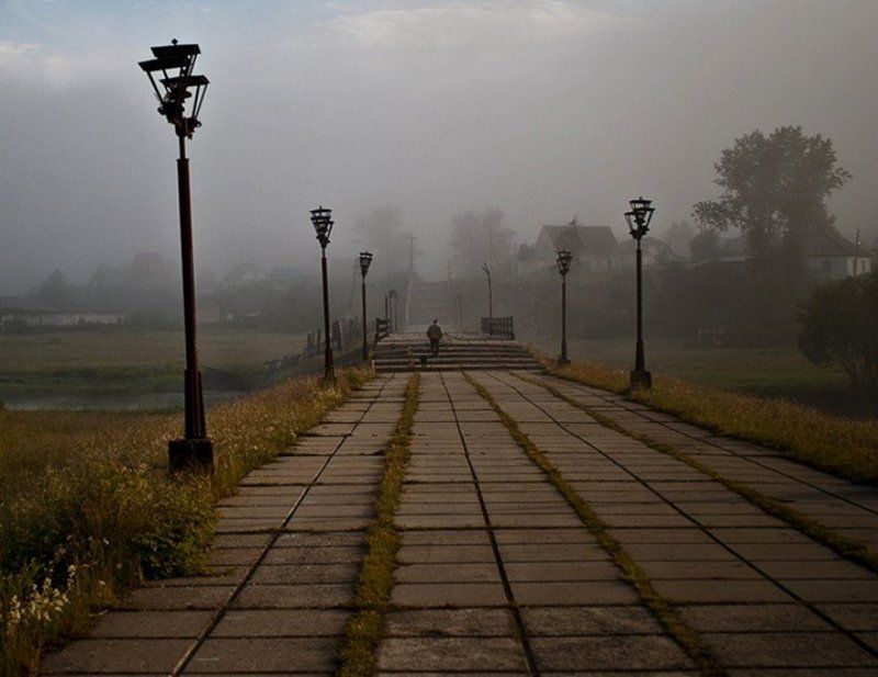 туман, мост, фонарь, человек, утро Уходящий в туманphoto preview