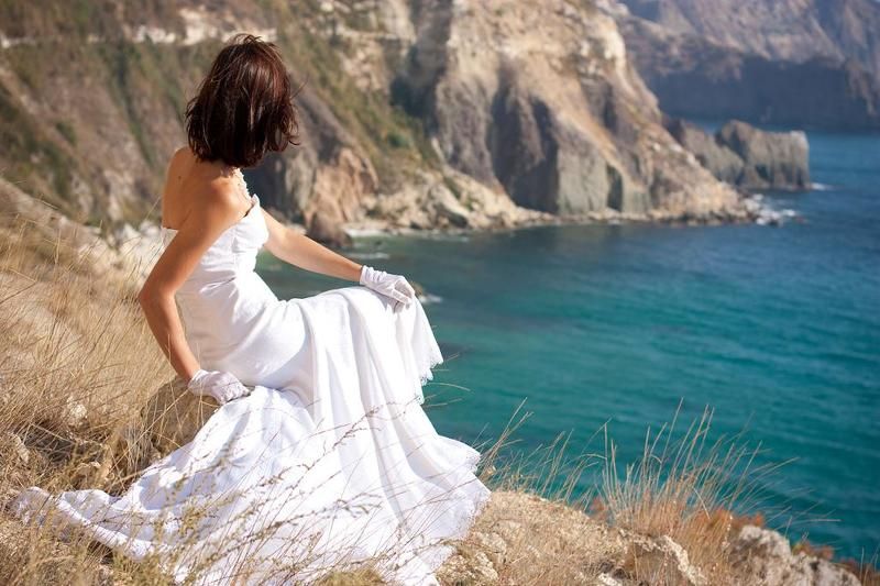 невеста, море, берег, обрыв, белое, платье, свадьба, молодая, красивая, девушка, брюнетка, скалы, пляж, лето, весна, севастополь, крым, фиолент Мысли невестыphoto preview