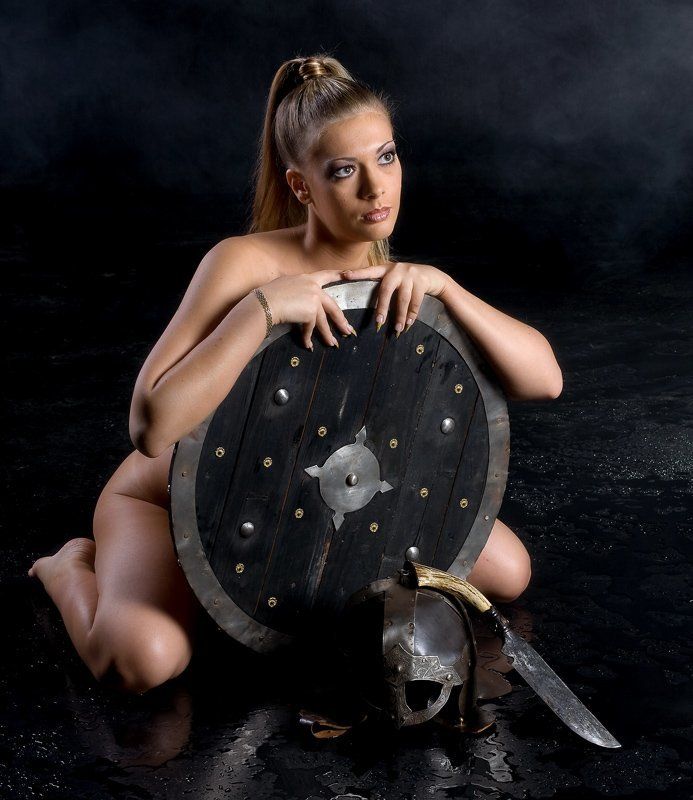 девушка,тело,вода,свет,мечь. photo preview