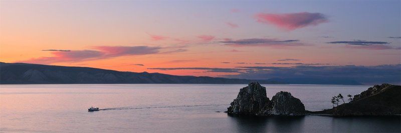 россия, иркутская область, озеро байкал, остров ольхон, мыс бурхан, скала-шаманка Скала-Шаманка фото превью