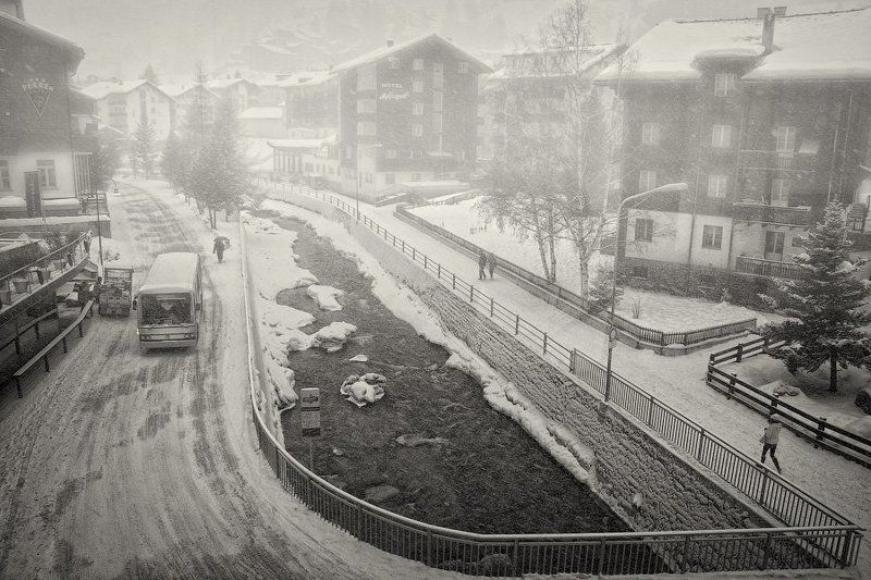 швейцария, город, церматт, река, дом, здание, зима, метель, дорога, улица, автобус, прохожий, горы, снег, мороз, dyadyavasya Город накрыло непогодойphoto preview