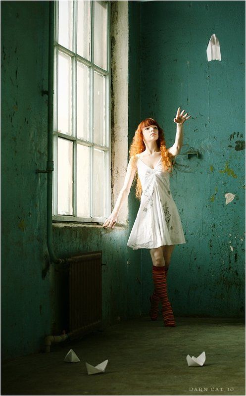 девушка, дом, бумажные, кораблики, и, самолетики, лишние, вещи, пустота В доме Бога нет лишних вещей... фото превью