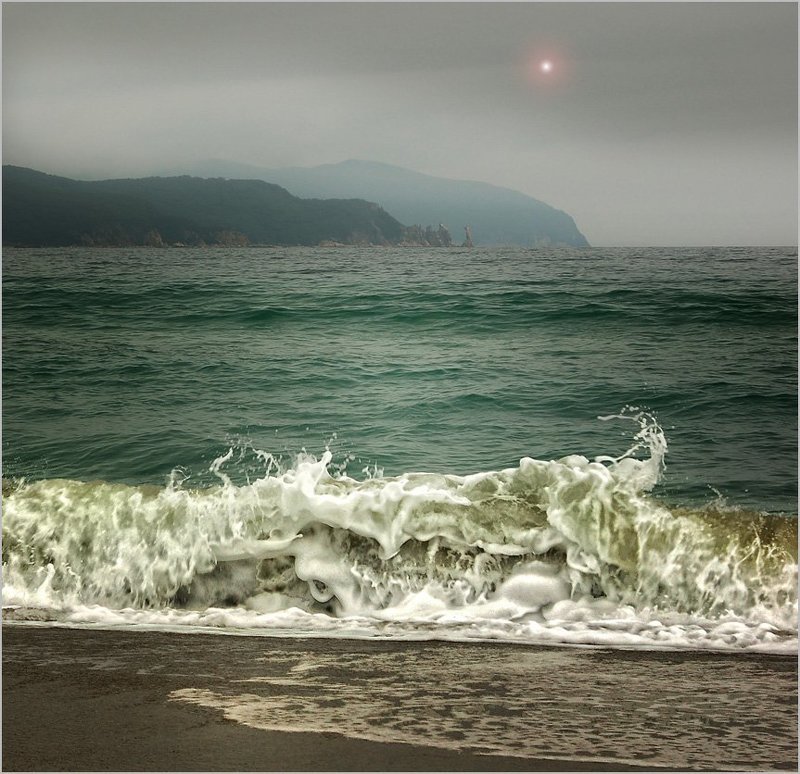 пенный шелест волн прибрежныхphoto preview