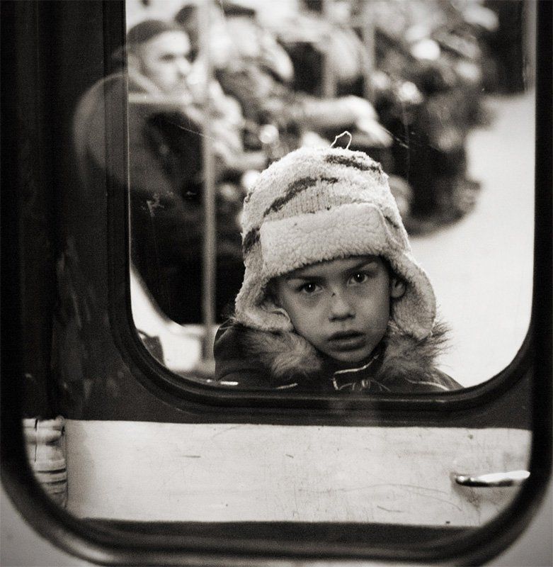 портрет незнакомого мальчика в метроphoto preview