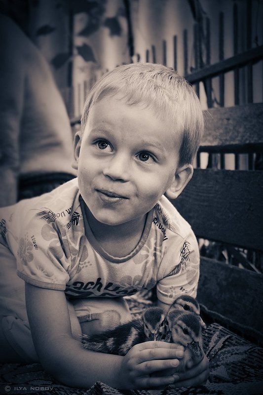 Мальчик с утятамиphoto preview