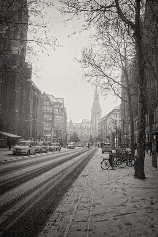 автомобиль, архитектура, велосипед, гамбург, германия, город, дерево, дом, дорога, зима, след, снег, такси, туман, улица, центр Снежная разметкаphoto preview