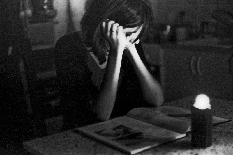 свет, свеча, книга Когда выключают светphoto preview