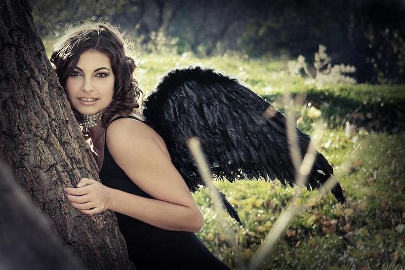 черные крылья, ангел, красивая, молодая, девушка, природа, лес, брюнетка, черное платье, жемчуг,  гламур, севастополь, крым Ангелphoto preview
