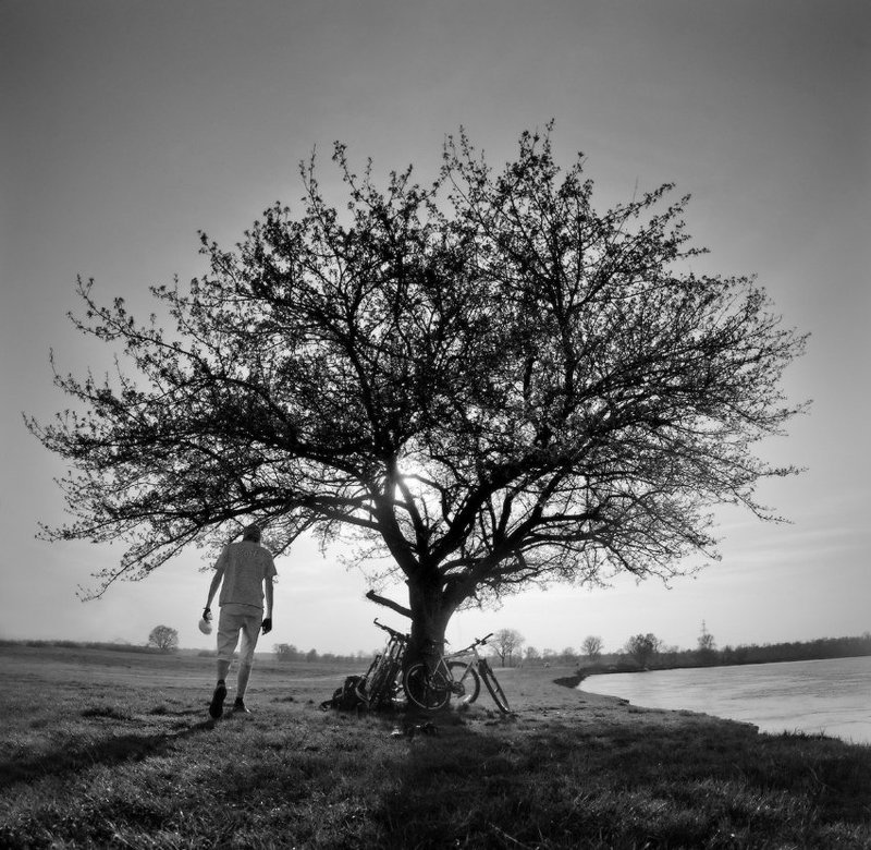 природа, панорама, жанр, чб, свет, люди к светуphoto preview