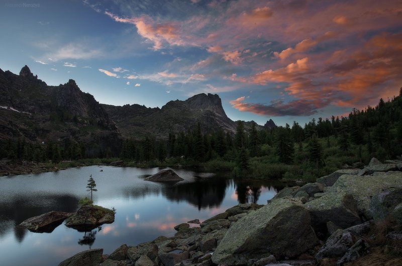 ергаки, саяны, сибирь, россия, закат, озеро, художников, каменный остров, горы, пейзаж Догорал закат на Художниковphoto preview