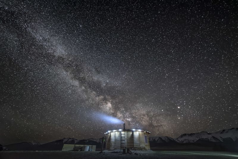 пейзаж,звезды,ночь,звездная ночь,природа,млечный путь,горы,небо,ночное небо Дом под звездным небомphoto preview