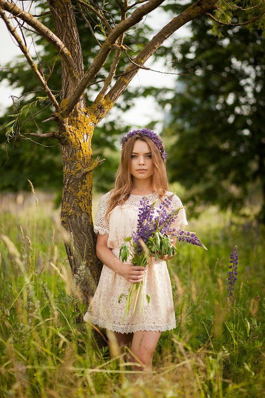 Люпины, девушка, цветы, природа, венок, дерево, поле, зелень, букет Люпиныphoto preview