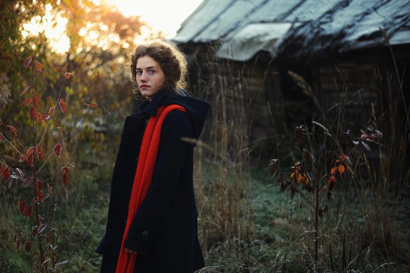 girl, portrair, катя, девушка, деревня, дом, портрет, шарф Katia is near the old housephoto preview