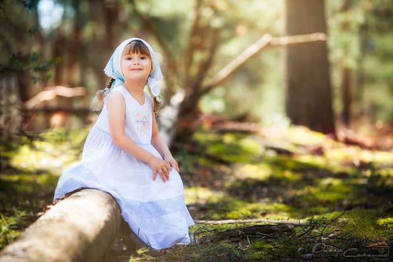 девочка в лесуphoto preview