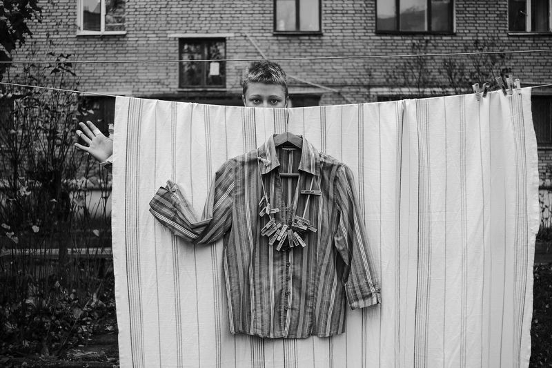 Девушка, окна, улица, B&W, черно-белое, рука Alina\'s Ghostsphoto preview