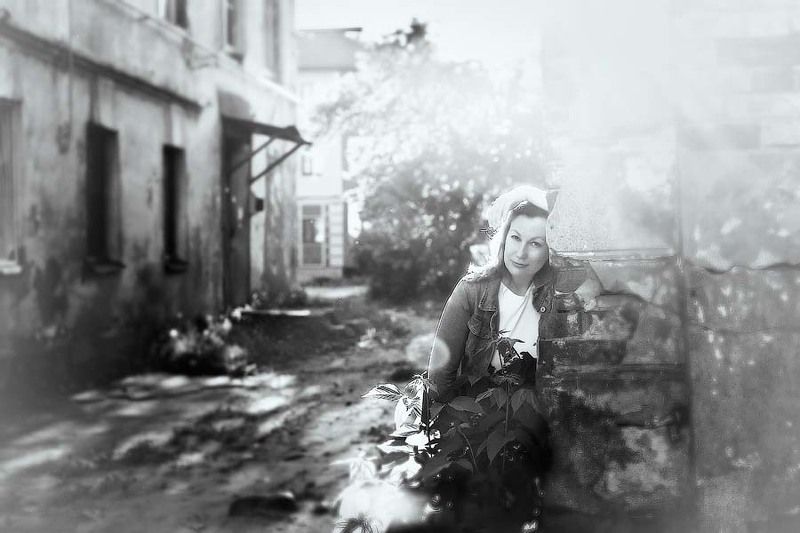 двор, детство, девушка, город, весна, backyard, childhood, girl, city, spring В дворике детстваphoto preview