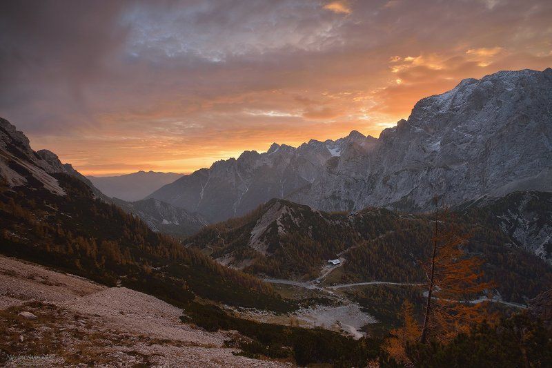 Юлианские Альпы, Вршыч, Словения, Рассвет, Горы, Перевал, Осень, Альпы Огненная осень в Юлианских Апьпахphoto preview