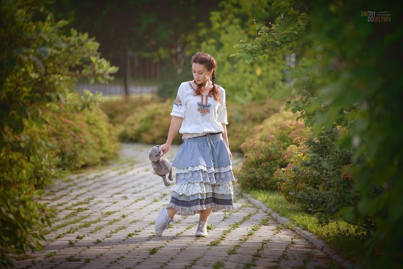 девушка, игрушка, кот, дорожка, лето, прогулка, портрет Прогуливаясь с котом... =)photo preview