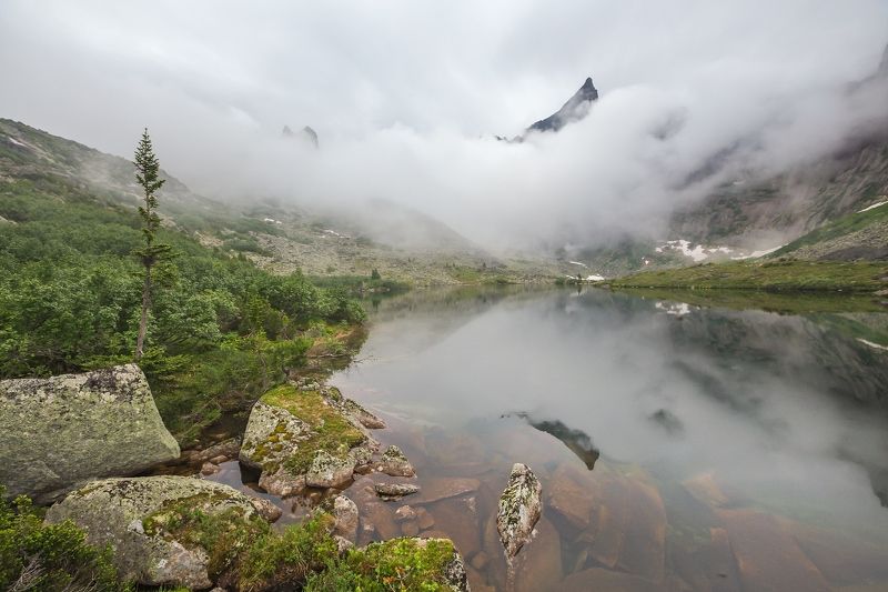 звездный, ергаки, скала, туча, туман, утро, озеро мальчиков, цветные озера Пик Звездный фото превью