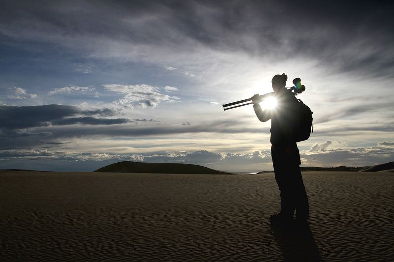 портрет, контровый свет, песок, монголия Пейзажист фото превью
